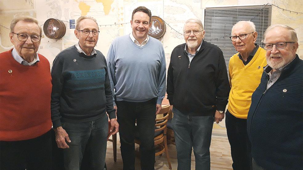 Die Geehrten und der Vorsitzende der Liedertafel: (von links): Bernhard Buss, Reinhard Brieger, Vorsitzender Detlef Troff, Hinderikus Köller, Rudolf Kaufmann und Herbert Cordes.  © Foto: privat