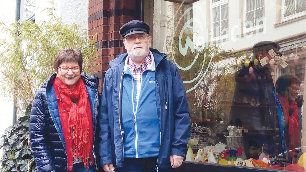 Anne und Thomas Buddenberg haben sich mehr als 30 Jahre für den Leeraner Weltladen engagiert.  © Foto: Privat
