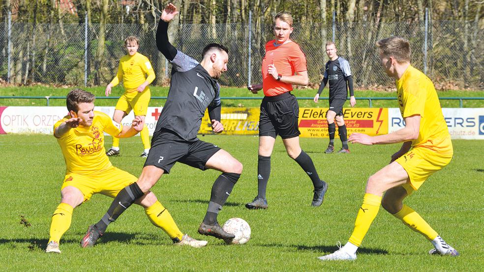 Viktor Knoll (am Ball) und Blau-Weiß Papenburg fanden in der Offensive keine Lösungen um den in gelb gekleideten Rotenburgern gefährlich zu werden.  © Foto: Born