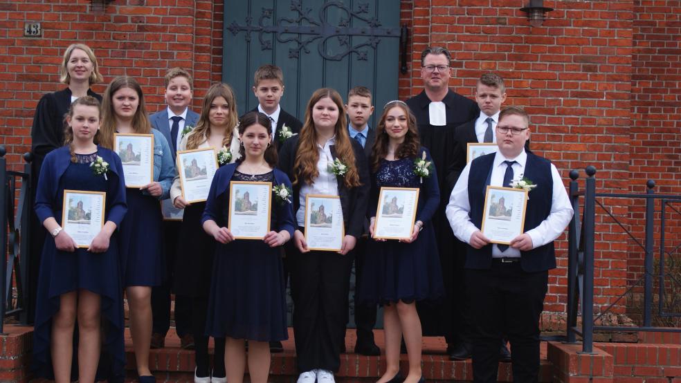 Pastorin Jana Metelerkamp mit den Konfirmanden Talea Leemhuis, Lena Wilbers, Hauke Vry, Melina Krause, Mia Buchheit, Nico Koenen, Lana Bruns, Justin Pals, Michelle Kaput, Pastor Daniel Metelerkamp, Jonas Lüdemann und Timo Leemhuis (von links).  © Fotos: privat