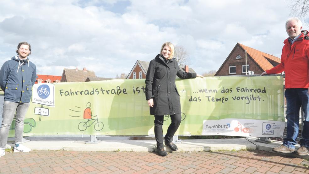 Christian Strentzsch (Leiter Fachbereich für Planung und Umwelt, von links), Bürgermeisterin Vanessa Gattung und Matthias Heyen (Leiter Ordnungsamt) präsentieren eines der Fahrradstraßen-Banner.  © Foto: Schade