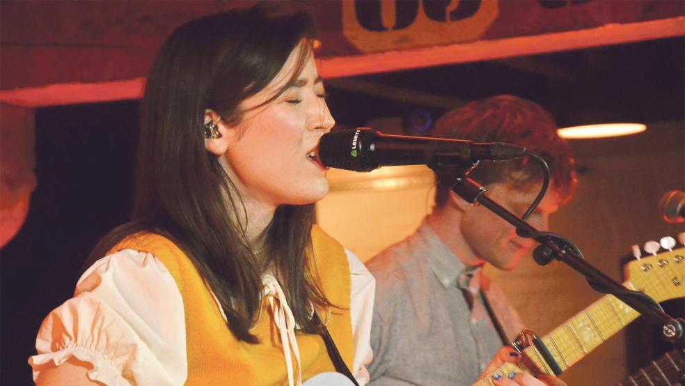 Oska spielt sich in die Herzen ihrer neuen Fans.  © Foto: Ammermann