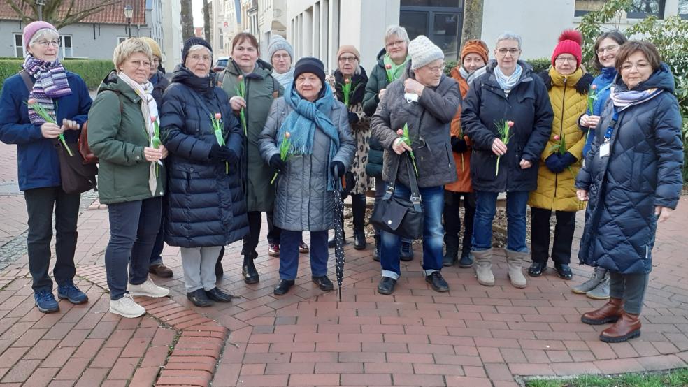 Gleich drei Gruppen konnte Gästeführerin Gisela Wessels zu der „Frauen-Führung“ durch Weener begrüßen. © privat