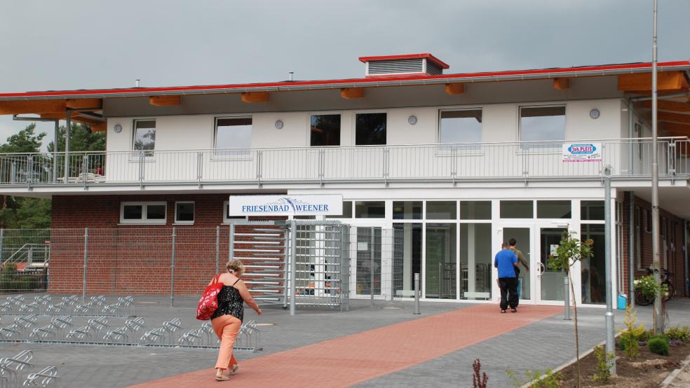 1,3 Millionen Euro hat die Friesenbad GmbH in die Sanierung des Betriebsgebäudes des Freibades investiert.  © Archivfoto: Hoegen