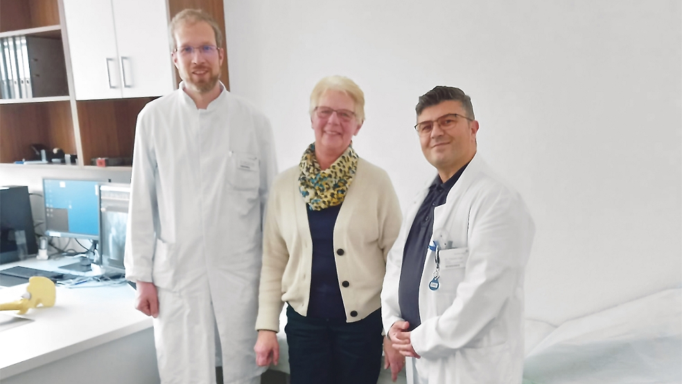 Im Gespräch: (von links) Oberarzt Dr. Tjark de Vries, Patientin Erika Szyska und Oberarzt Dr. Ferzen Can tauschen sich über den Genesungsfortschritt aus.  © Foto: Privat