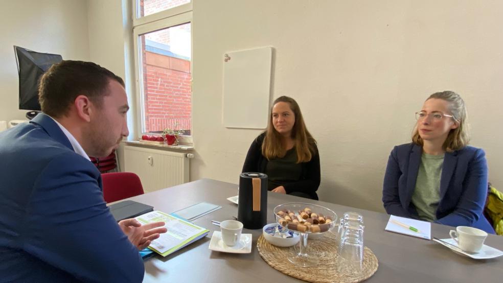 Nico Bloem im Gespräch mit Karen Jakobs (Mitte) und Svenja Rastedt vom Niedersächsischen Institut für frühkindliche Bildung (Nifbe). © Privat
