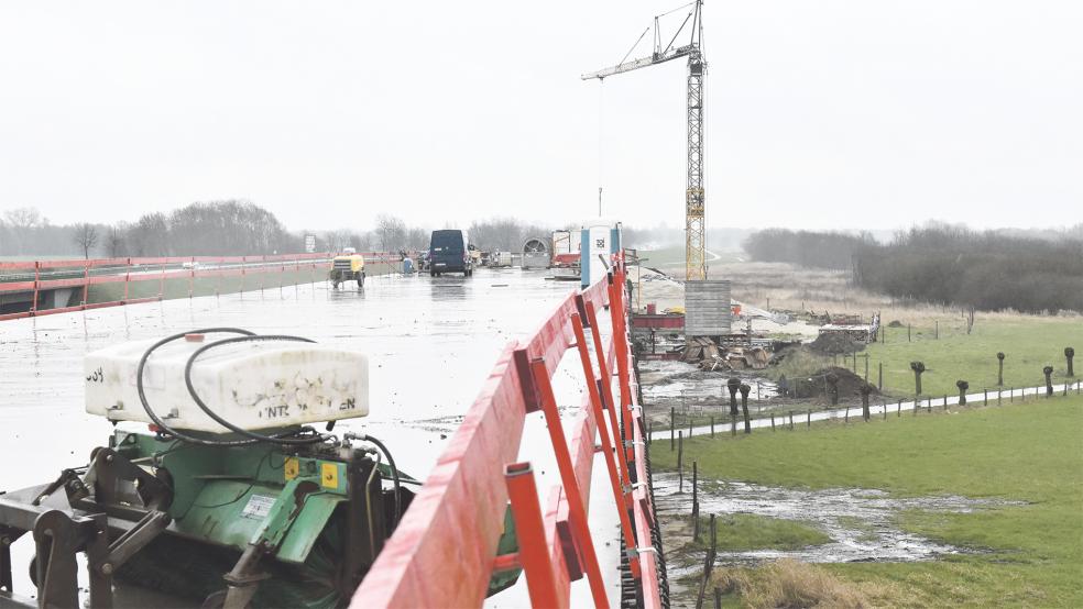 Stetig ist die neue Flutmuldenbrücke bei Rhede in Richtung Aschendorf in die Länge gewachsen. Auch direkt an der Ems tut sich etwas auf der Baustelle.  © Foto: Kothe