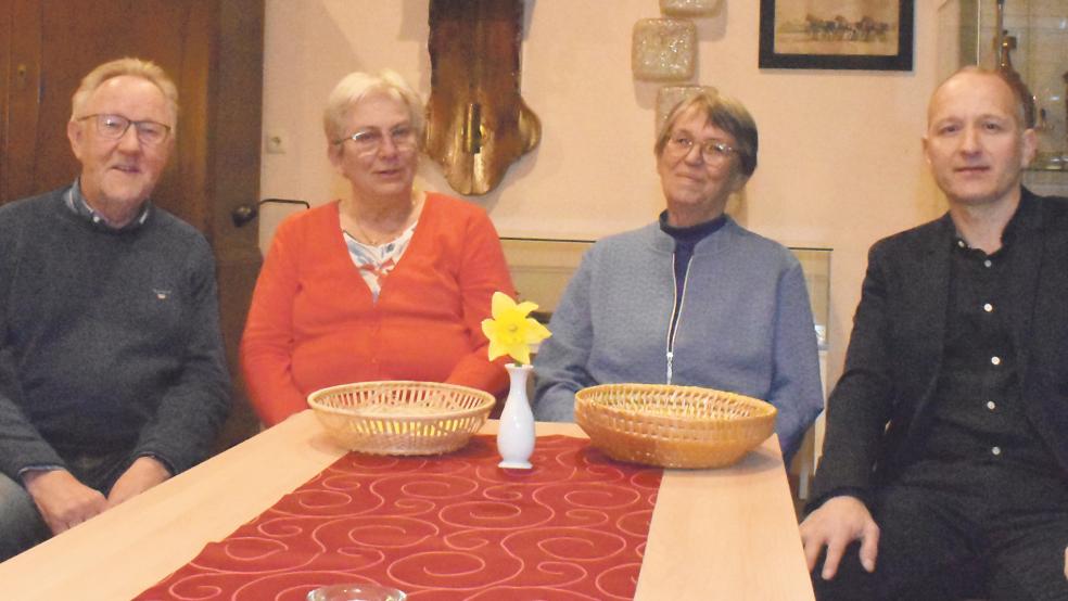 Auch zum neuen Vorstand des Heimatvereins Reiderland gehören (von links) Kassenwart Claus Mitwollen, Vorsitzende Margarethe von Glan-Hesse, ihre Stellvertreterin und Bibliotheksleiterin Friedel Popkes, die alle drei wiedergewählt wurden. Nicht wieder kandidiert hat Dr. André Köller, dessen Amt als Schriftführer künftig Elise Seeringer (sie fehlt auf dem Foto) wahrnimmt.  © Foto: Kuper
