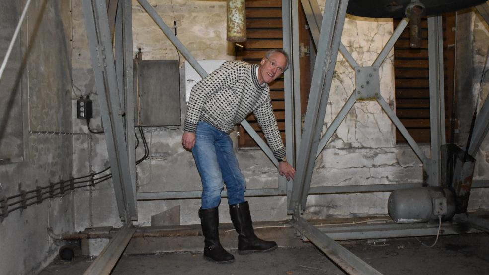 Harm Dieder Kirschner vom Kirchenvorstand der lutherischen Gemeinde Weener zeigt die maroden Stellen des Trägergerüsts im Turm der Erlöserkirche in Weener. © Kuper