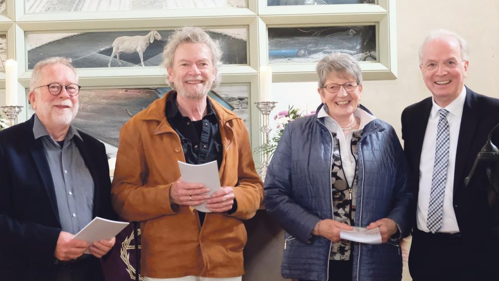 Regionalbischof Dr. Detlef Klahr (rechts) mit Lothar Teckemeyer, er schrieb einen Beitrag für die Broschüre, Künstler Hermann Buß und der Leiterin des Ardorfer Frauenkreises, Herta Andreßen, (von links) vor dem Altarbild.  © Foto: Grundmann
