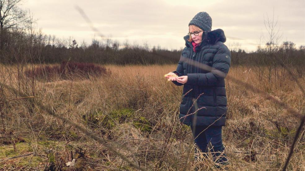 Kirchenpräsidentin Susanne Bei der Wieden mit der unscheinbaren Pflanze Torfmoos, die so viel Wirkung entfaltet.  © Foto: Kirche