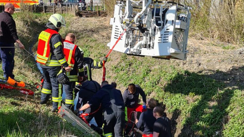 Mit der Drehleiter der Kreisfeuerwehr Wittmund wurde die 72-Jährige aus dem Graben gerettet.  © Foto: Feuerwehr