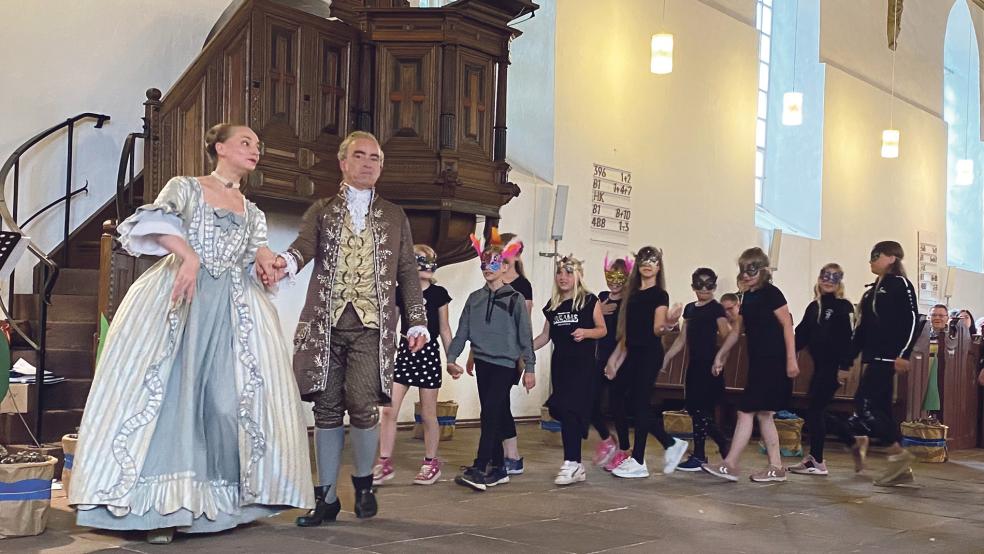 Am Jubiläumsfest zum 25-jährigen Bestehen des Organeums in der Georgskirche mit höfischen Tänzen wirkten auch Schüler der Grundschule Weener mit.  © Archivfoto: Kuper