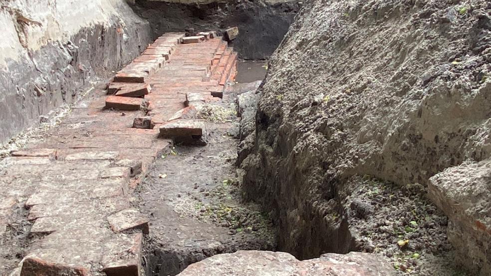 Das von Archäologen freigelegte Fundament der ehemaligen Synagoge soll bei der Pfahlgründung für den neuen Anbau nicht beschädigt werden.  © Archivfoto: Hanken