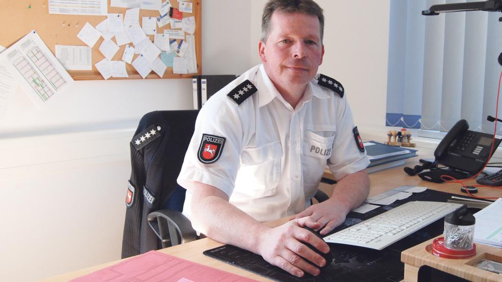 Ralf Hickmann leitet mittlerweile seit fast fünf Jahren die Polizeistation in Weener.  © Foto: Hoegen