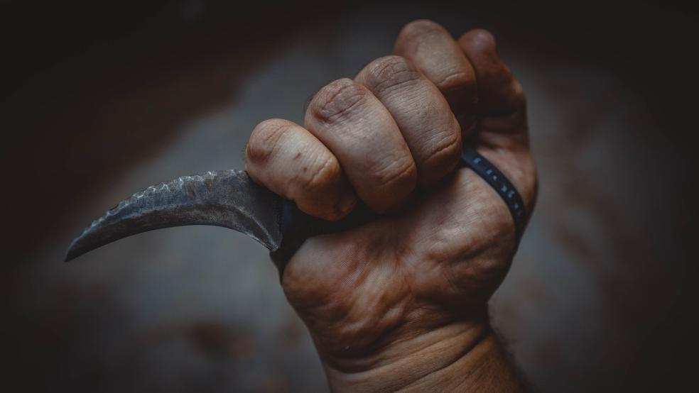 Ein 36-jähriger Jemgumer musste Polizeibeamten zwei verbotene Messer aushändigen. © Pixabay (Symbolfoto)