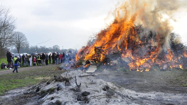 Rheiderländer wärmen sich an Osterfeuern
