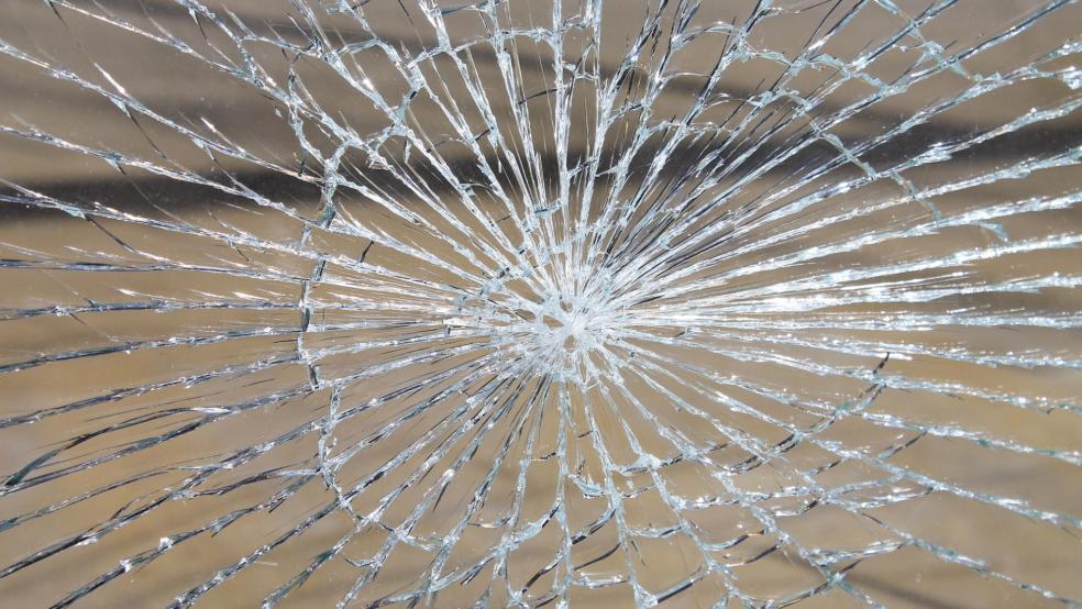 In der Frankenstraße in Loga wurde die Heckscheibe eines Renault zerstört. © Pixabay (Symbolfoto)