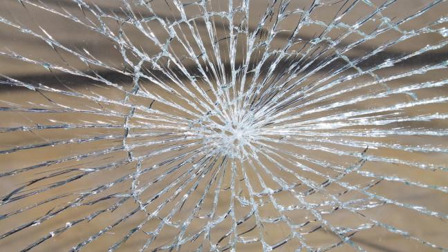 Heckscheibe von Auto eingeschlagen