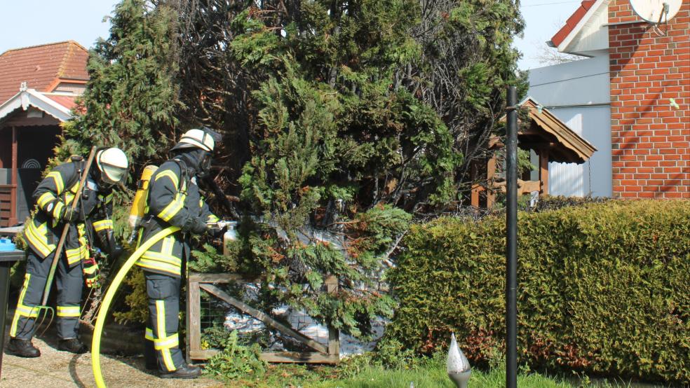 Nach dem Ablöschen der letzten Glutnester mit dem Schnellangriff und Wasser aus dem Tank des Löschgruppenfahrzeugs konnte die Feuerwehr wieder abrücken. © Rand (Feuerwehr)