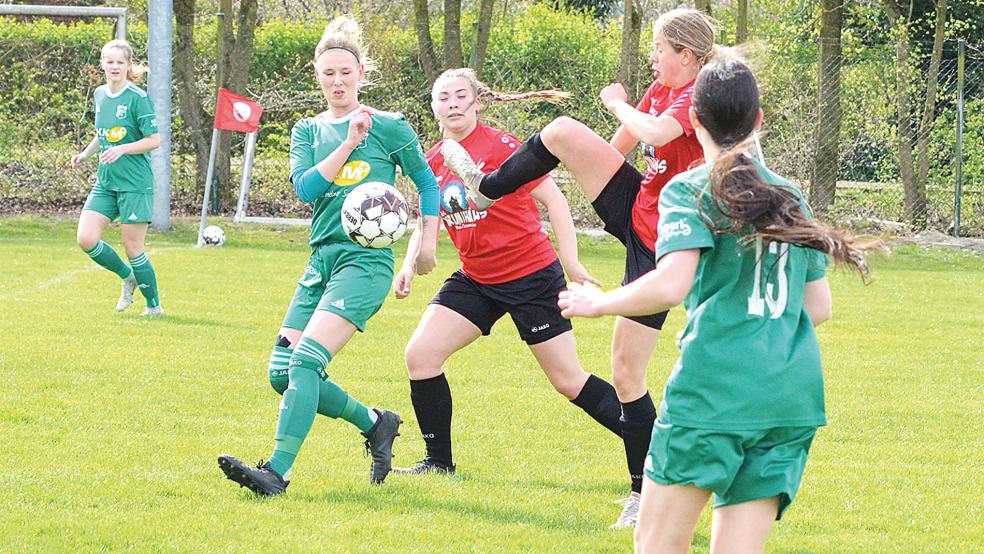 Harmina Bakker (rotes Trikot am Ball) setzte sich immer wieder gegen die Gästeabwehr durch.  © Foto: Ammermann