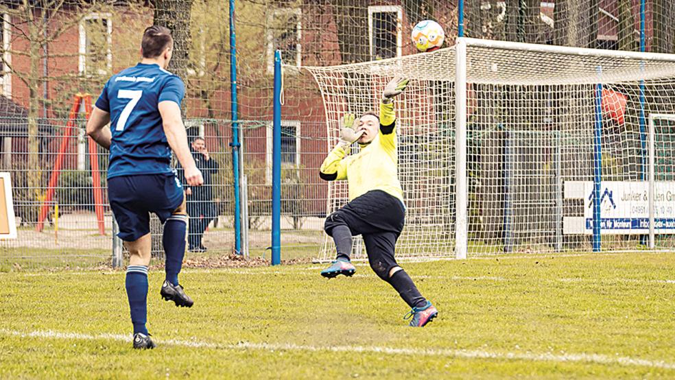 Heber ins Glück: Andre Voß (links) überwindet hier den Keeper der SG Burlage/Klostermoor zum 4:1.  © Fotos: Wienberg