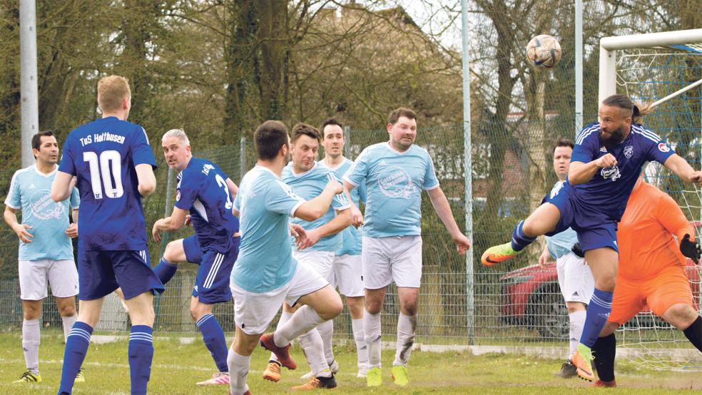 Mirko Malec (rechts, blaues Trikot) erzielte gegen die in himmelblau gekleidete SG das 1:0 für Holthusen.  © Foto: Jungeblut
