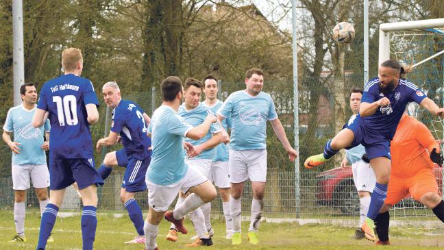 Holthusen hält sich mit Derbysieg oben