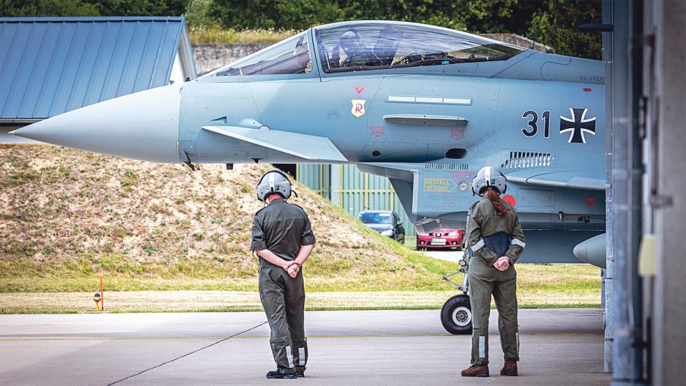 Ein »Eurofighter« rollt aus einem Hangar im Fliegerhorst der Luftwaffe in Wittmundhafen.  © Archivfoto: Büttner (dpa)