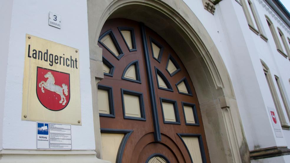 Vor dem Landgericht Aurich beleuchtete nun ein pschiatrischer Gutachter das Seelenleben eines Leeraners, der sich für Messerstiche verantworten soll. © Hanken 