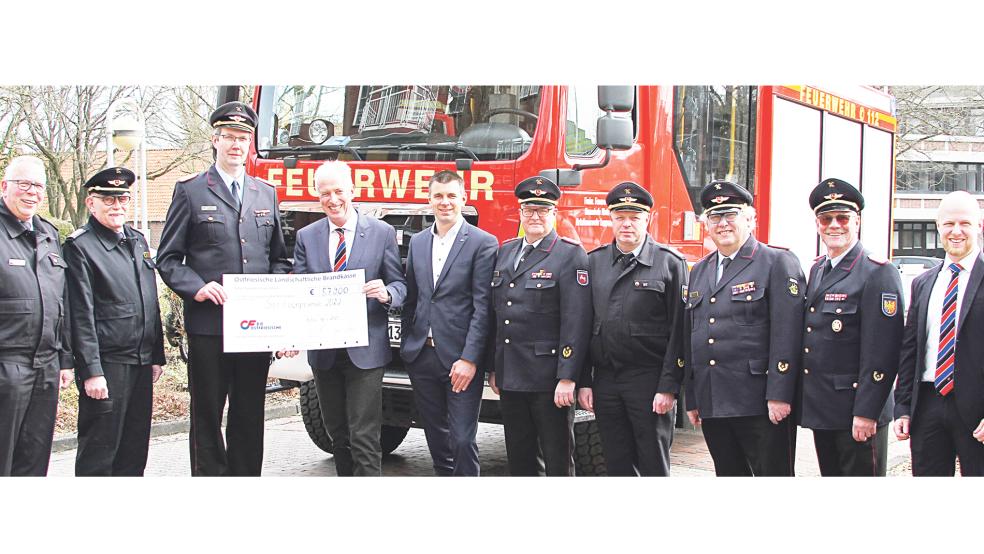 Thomas Weiss, Gerrit Wilken (Vorstandsvorsitzender der Brandkasse, rechts am Scheck) und Tammo Keck (Feuerwehr-Beauftragter, ganz rechts) übergaben symbolisch die 57.900 Euro an (von links) Ernst Lübben (Verbandsgeschäftsführer und stellvertretender Stadtbrandmeister Emden), Peter Eggers (stellvertretender Kreisbrandmeister Leer), Gerd Diekena (Verbandspräsident), Erwin Reiners (Regierungsbrandmeister), Bernd Lenz (Stadtbrandmeister Emden), Friedhelm Tannen (Kreisbrandmeister Wittmund) und Dieter Helmers (Kreisbrandmeister Aurich).  © Foto: Brandkasse