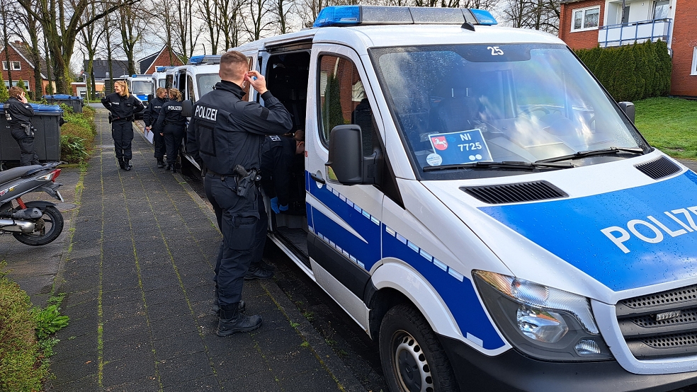 Nach der Durchsuchung: Gegen 9 Uhr bereiteten sich die Einsatzkräfte der Polizei in der Störtebekerstraße in Weener auf die Abfahrt vor. © Szyska