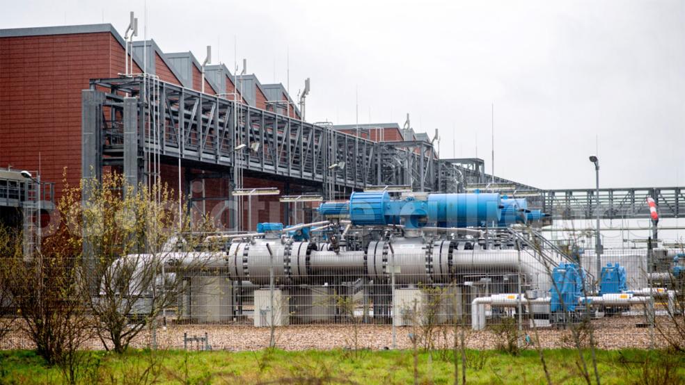Technische Anlagen, die für die Einlagerung von Erdgas in Kavernen genutzt werden, stehen auf dem Gelände der Speicherstation Etzel ESE, deren technischer Betreiber die Uniper Energy Storage GmbH ist.  © Foto: dpa