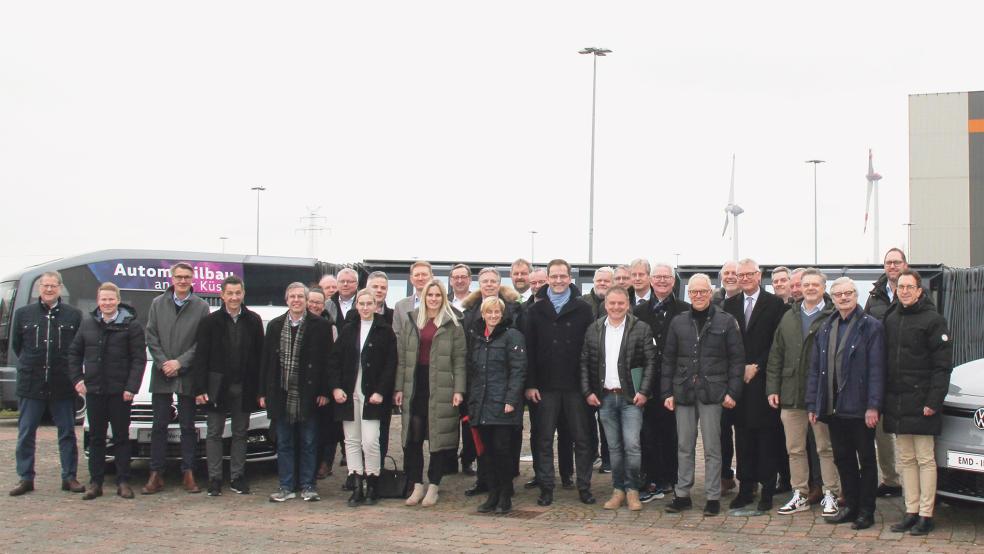 Die IHK-Beiräte mit VW-Logistikleiter Andree Clüver (Elfter von links) sowie Martin Steinbrecher (Siebter von rechts).  © Foto: IHK