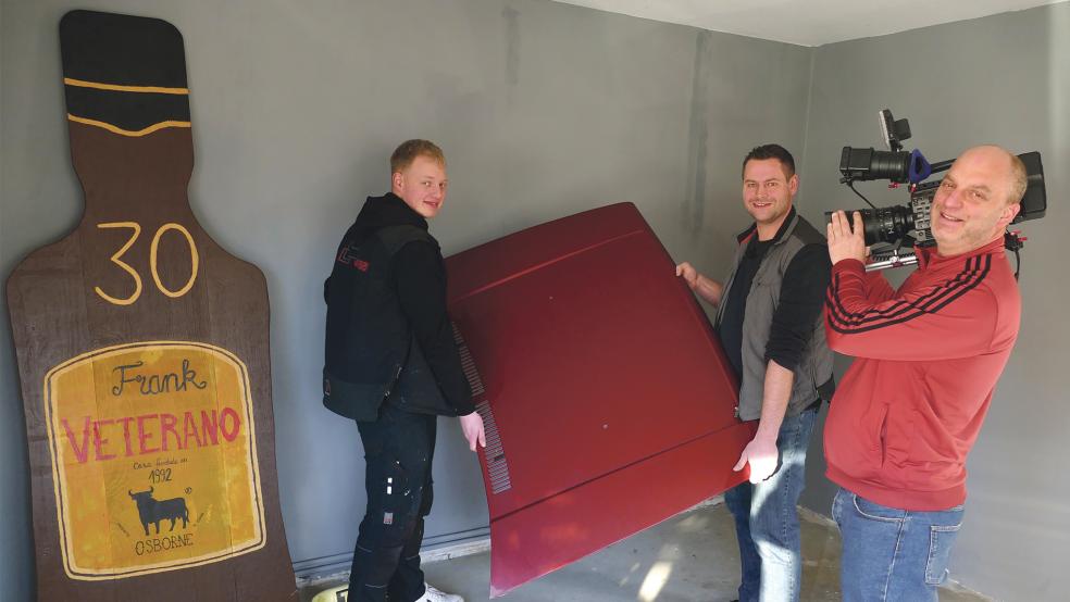 So sah es am ersten Tag aus: Kameramann Thomas Pechlof dokumentiert die Arbeit von Frank Weber und dessen Kumpel Lukas Gerdes (links).  © Foto: Jürgens