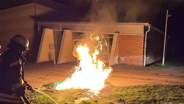 Feuerwehr löscht brennendes Dixi-Klo