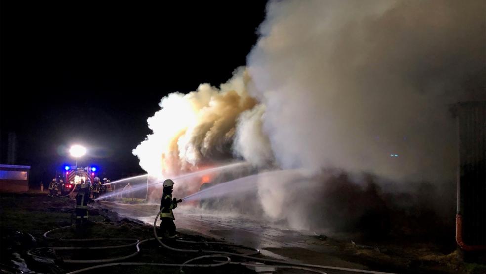 Rund 80 Feuerwehrleute waren in der vergangenen Nacht bei der Bekämpfung eines Scheunenbrandes in Völlen im Einsatz. © Foto: Ammermann
