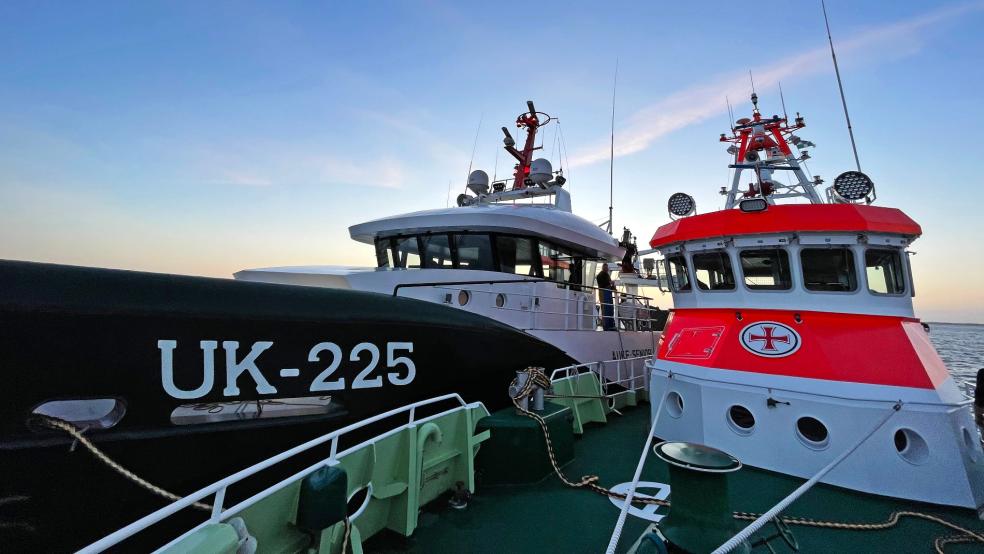 Nachdem die Seenotretter der DGzRS-Station Borkum ein 330 Tonnen verdrängendes Fischereifahrzeug von einer Untiefe gezogen hatten, nahmen sie es längsseits und schleppten es nach Eemshaven. © Die Seenotretter - DGzRS