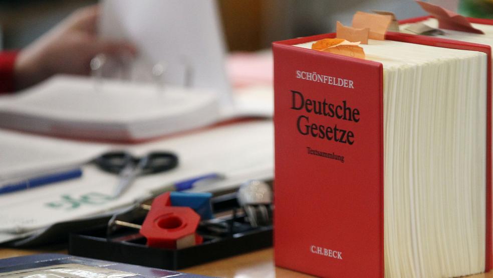 Einem 27-jährigen Angeklagten wird vor dem Schwurgericht in Aurich zur Last gelegt, seine Frau in der Nacht zum 19. September 2022 im Streit getötet zu haben. © Berg/dpa (Symbolfoto)