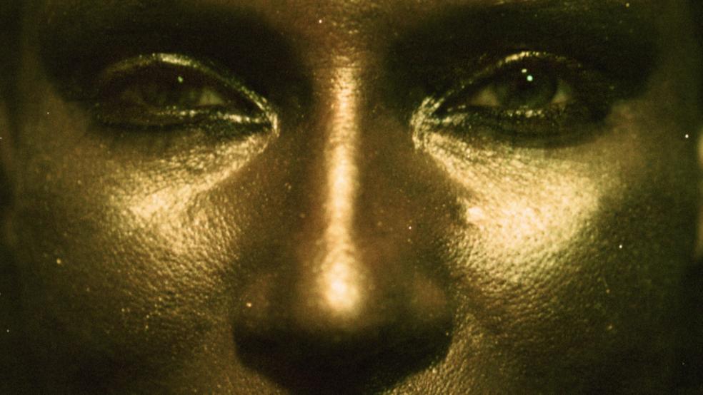 Diese Farbfotografie von 1973 ("Die Sonne um Mitternacht schauen III) zeigt die Künstlerin Katharina Sieverding. © Klaus Mettig (VG Bild-Kunst, Bonn 2023)