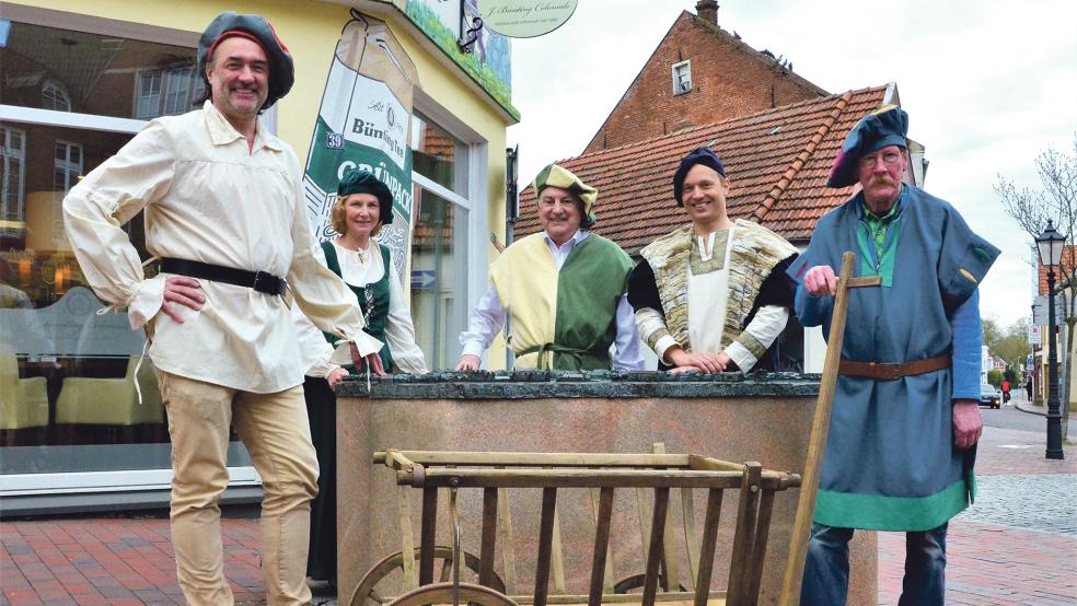Das Organisationsteam mit Burghardt Sonnenburg, Celia Hübl, Eilert Stöter, Jan Wolff und Johannes Dröge (von links) freut sich auf das historische Altstadtfest in Leer.  © Foto: Ammermann
