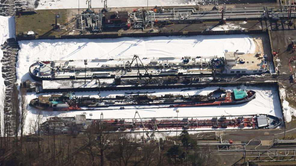 Der Löschschaum, der nach Explosionen auf einem Tankschiff in der BP-Erdölraffinerie in Lingen im März 2011 massiv eingesetzt wurde, könnte damals laut NLWKN zu einer PFAS-Belastung in der Ems geführt haben. Weshalb sich bei Messungen unter anderem in der Ems in Gandersum auch 2021 noch hohe Werte ergaben, bleibt indes unklar.  © Archivfoto: Gentsch (dpa)