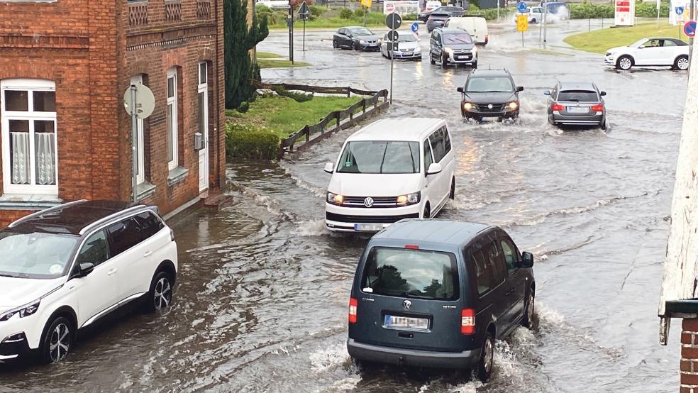 Bevor voraussichtlich gegen Ende des Jahres die L 31 von der Risiusstraße bis zur Graf-Ulrich-Straße saniert wird, muss der Regenwasserkanal erneuert werden, damit die Überschwemmungen bei Starkregen ein Ende haben.  © Archivfoto: Hanken