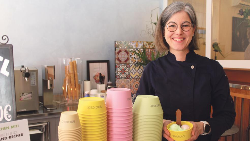 Vanessa Karafotias vom Eiscafé »Venezia« in Weener präsentiert die neuen Mehrwegbecher. Die Nachfrage nach umweltfreundlichen Verpackungen ist bei »Venezia« hoch, in anderen Gastronomie-Betrieben im Rheiderland sieht das anders aus.  © Foto: Busemann