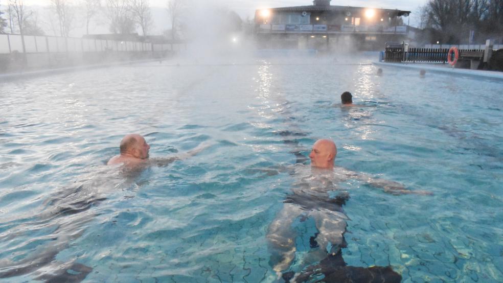Für diese Frühschwimmer begann der Tag mit Wassergymnastik im wohlig warmen Wasser des Friesenbades. © Kuper