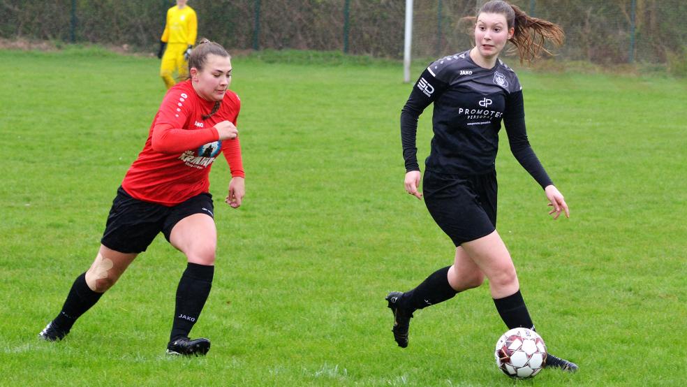 Stürmerin Wiebke Boelen (rotes Trikot) erzielte das 1:3 zu Beginn der zweiten Hälfte.  © Foto: Ammermann