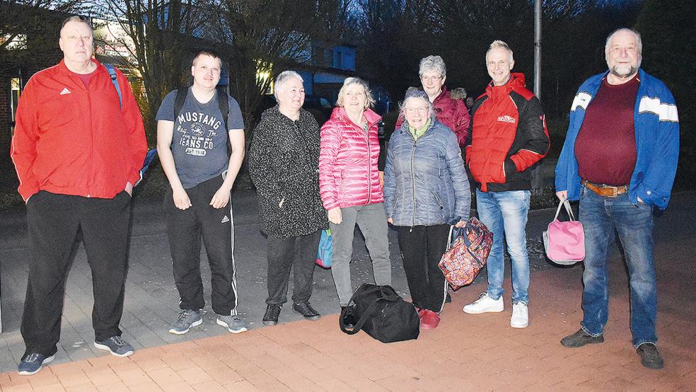 Friesenbad-Geschäftsführer Hermann Welp (2. von rechts) konnte bereits vor 6 Uhr die ersten Frühschwimmer begrüßen.  © Foto: Kuper