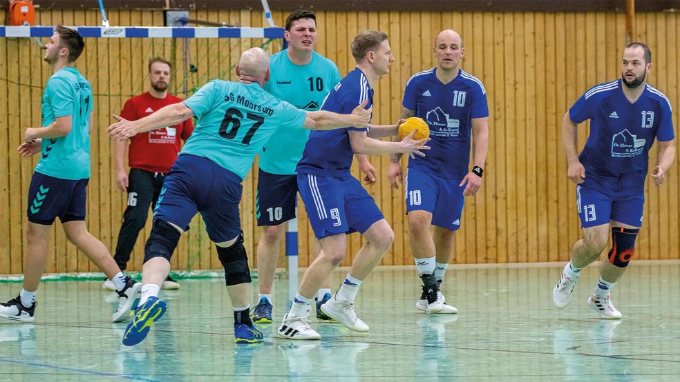 Die Partie zwischen Holthusen (blaue Trikots) und der SG Moorsum verlief sehr fair - so hatte Holthusens Keeper Steffen Luikenga, der ersatzweise pfiff, keinerlei Probleme.  © Foto: Jungeblut