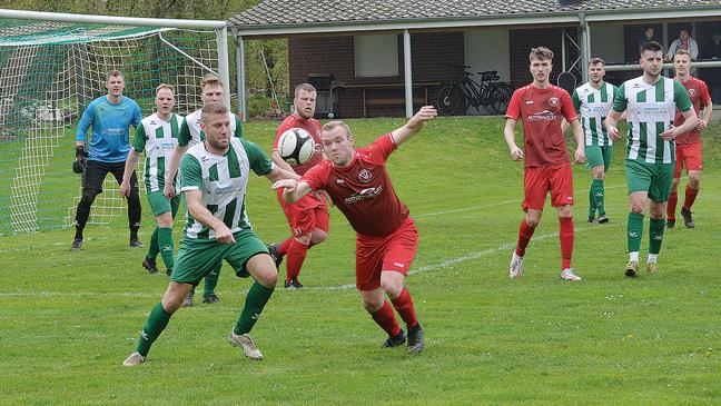 Bunde II marschiert nach Derbysieg