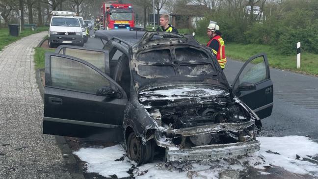 Opel gerät auf Autobahn in Brand